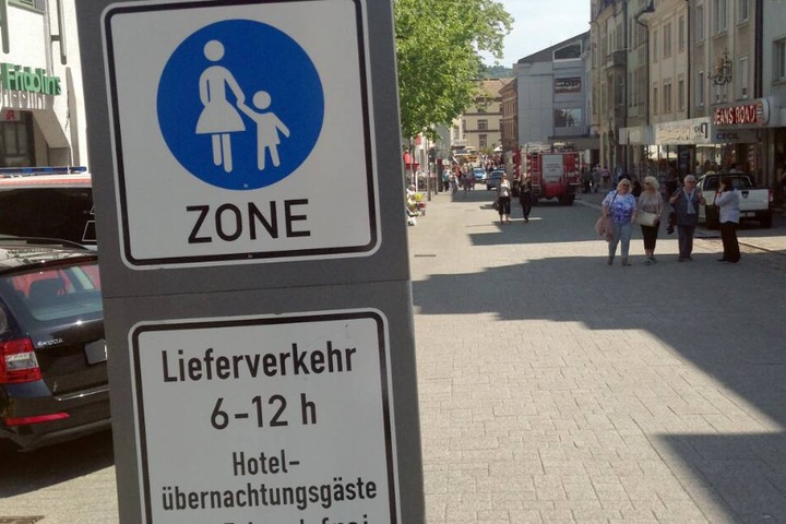 Die fahrt des jungen Mädchens endete an einem Baum in der Fußgängerzone. (Symbolbild)