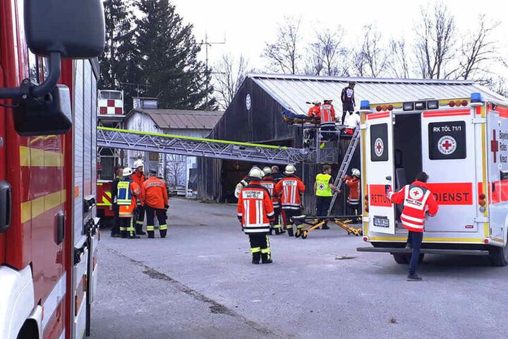 Die Drachenflieger stürzten auf das Dach eines Gebäudes.