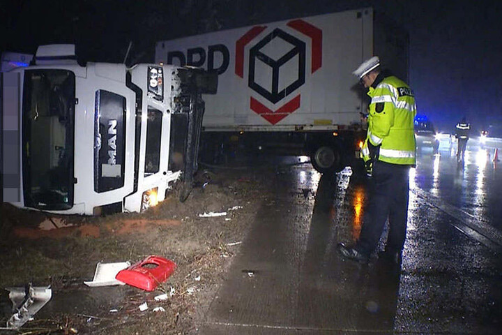 Die Polizei war bis ca. 01:30 mit der Bergung des Lastkraftwagens beschäftigt. Das Fahrzeug war bei dem Unfall auf die Seite geschleudert worden.
