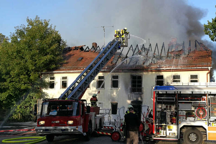 Bei Eintreffen der ersten Einsatzkräfte hatten sich die Flammen bereits durch das Dach gefressen.