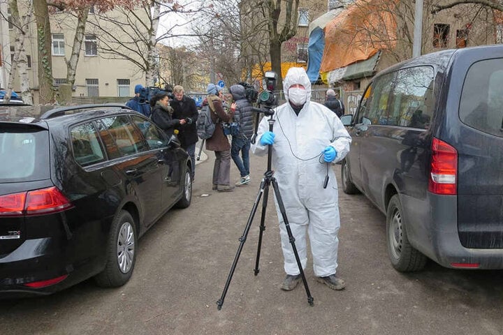 Mit 3D-Kameras werden der Leichenfundort und der mutmaßliche Tatort räumlich aufgezeichnet.