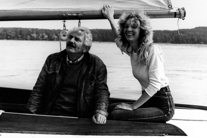 Herrmannn Zschoche beim Dreh für "Die Alleinseglerin" (1987). Hier mit Hauptdarstellerin Christina Powileit gemeinsam im Boot.