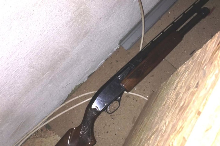 Auch eine Pumpgun stellten die Ermittler sicher.
