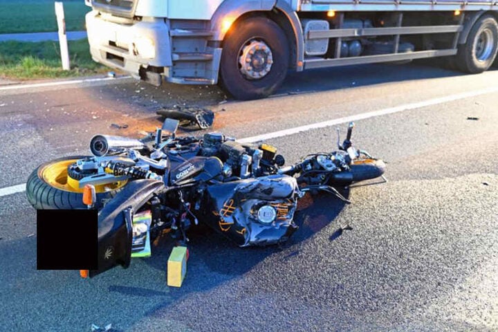 Das Motorrad wurde bei dem Unfall komplett zerstört.