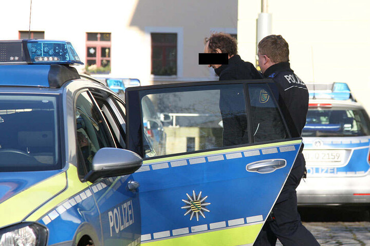Der 69-Jährige wurde unverzüglich nach Dresden gebracht. Dort versetzte ihn der Haftrichter in Untersuchungshaft.