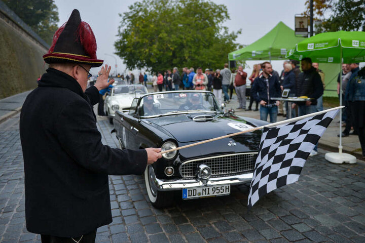 Der Nebel am Morgen lichtete sich schnell: Die 5. Rallye Elbflorenz startete und endete am Dresdner Terrassenufer.