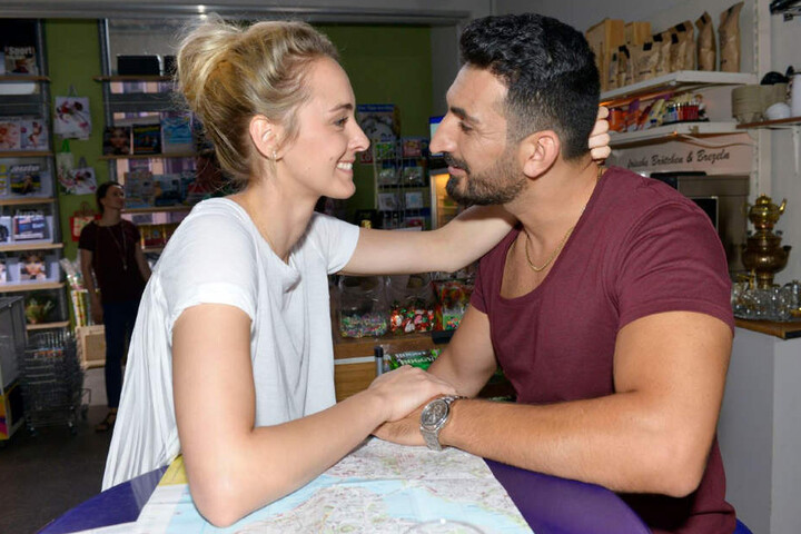 Mesut kann den Avancen der Blondine nur schwer widerstehen.