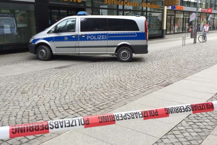Ein Spürhund durchsucht die Bankfiliale.