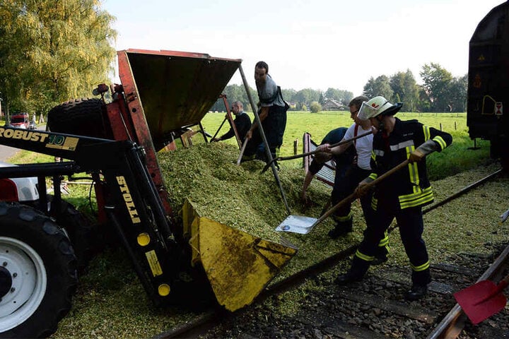 Die Traktor-Fahrerin konnte sich aus dem Führerhaus befreien. Trotzdem wurde sie schwer verletzt.