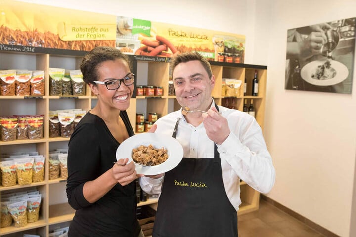 Joana Garcia (28) und Mario Lucia (43) probieren von den nach Advent
duftenden Weihnachtsnudeln.