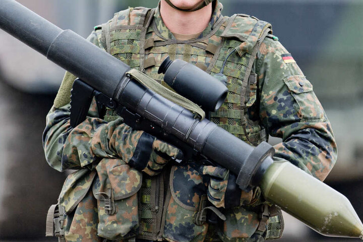 Durch den Rückstrahl einer Panzerfaust wurde der 22-Jährige erfasst. (Symbolbild)