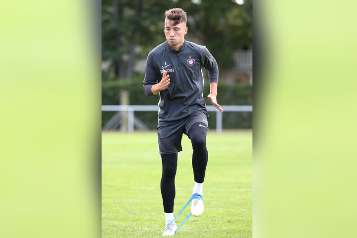 Aue-Mittelfeldmann Tom Baumgart ackerte im Training und drängte sich so für die Stammelf auf.