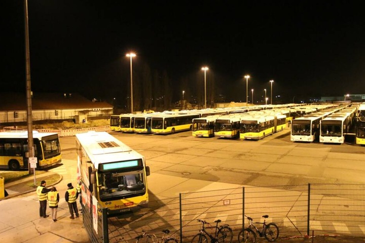 Die Busse sind als Barrikaden quer vor die Tore gestellt. Die Streikwache achtet darauf, dass wirklich niemand arbeiten kann