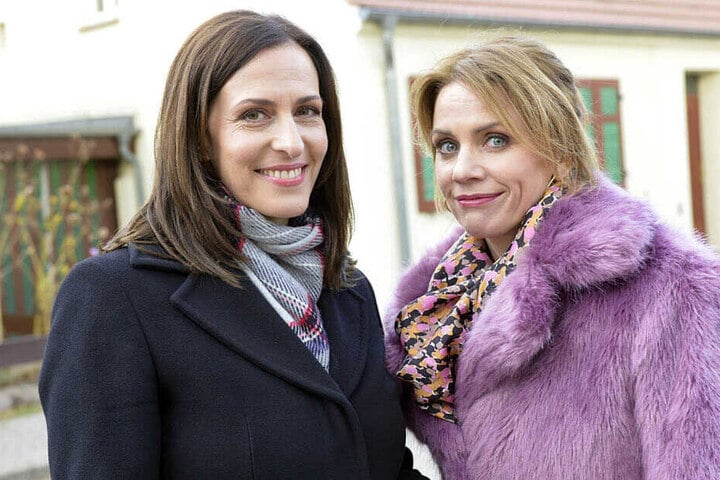 Ulrike Frank (Katrin Flemming) mit ihrer GZSZ-Kollegin Gisa Zach (Yvonne).