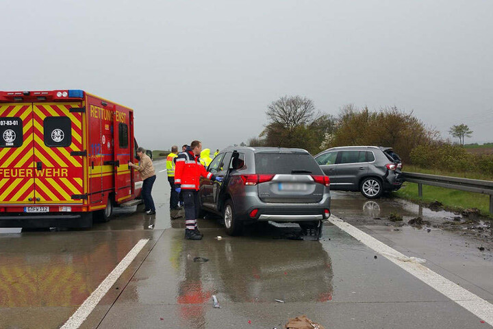 Zwei Autos drehten sich auf der glatten Fahrbahn.