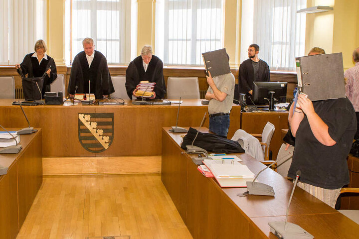 Verhängte harte Strafen, die weit über die Forderungen der Staatsanwaltschaft hinausgehen: Die 8. Strafkammer des Leipziger Landgerichts mit ihrem Vorsitzenden Rüdiger Harr (Mitte).