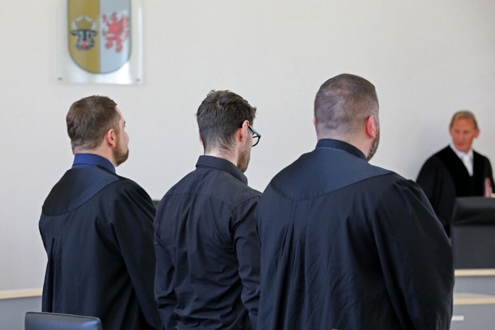 Die Staatsanwaltschaft wirft dem Angeklagten vor, zwei Frauen misshandelt zu haben, die er über ein Erotik-Portal in seine Wohnung lockte.