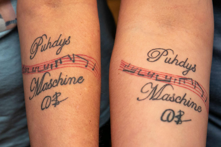 Fanliebe, die unter die Haut geht: Mutter und Tochter ließen sich für ihren Star ein Tattoo stechen.