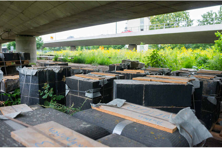 Hunderte Steine verschiedener Brücken liegen im Steinlager an der Ammonstraße unter der Brücke Budapester Straße.