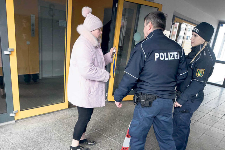 Ermittler befragten Zeugen in den blutverschmierten Fluren.