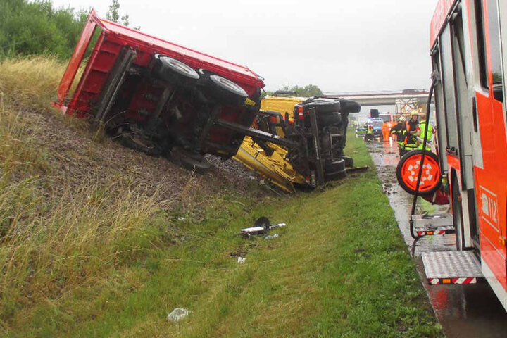 Der Lkw kippte nach infolge des Unfall auf die Seite.