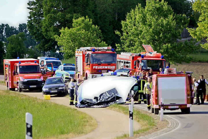 Die Unfallstelle bei Ebenweiler. Unter der Plane: Das Wrack des Porsche-Oldtimers, mit dem der 56-Jährige verunglückte.