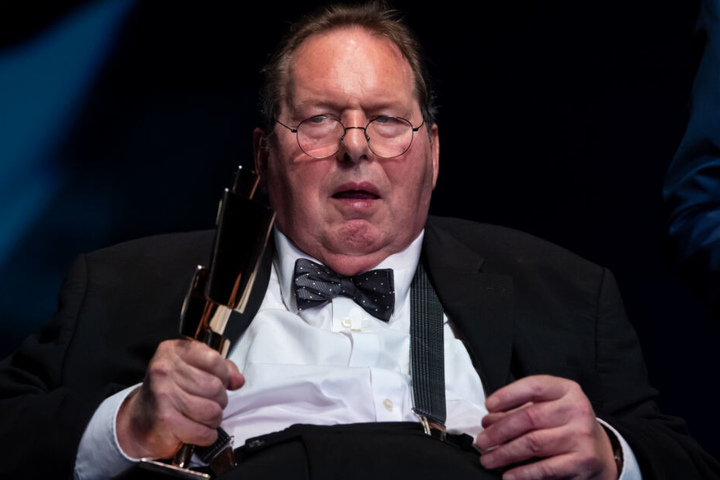 Ottfried Fischer hält während der Verleihung des Kulturpreises Bayern den Sonderpreis in den Händen.
