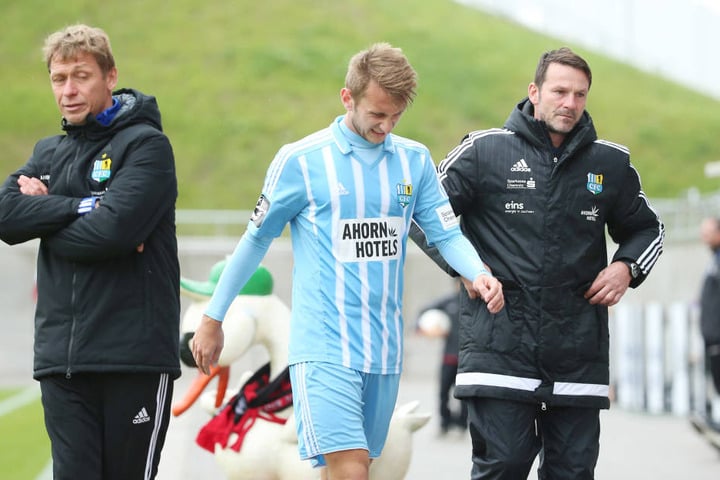 Seinen letzten Einsatz hatte Jan Koch am 8. Oktober im Landespokal
bei Lok Zwickau. In dieser Partie musste der Abwehrspieler vorzeitig verletzt
raus.