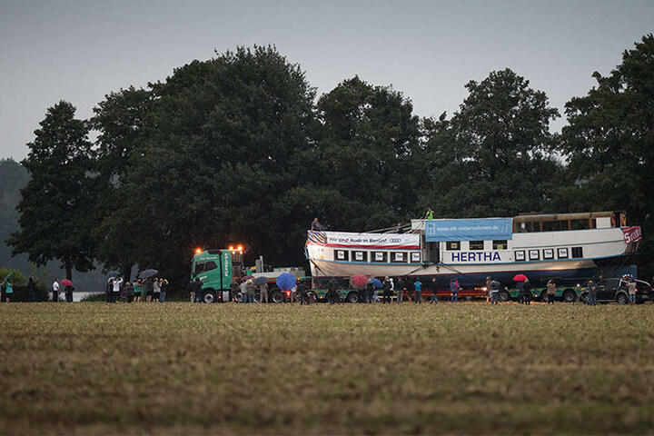 Mit Schrittgeschwindigkeit ging es zunächst voran, doch das Wetter zwang den Schwertransport zum außerplanmäßigen Zwischenstopp.