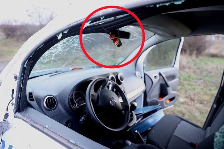 Auf der Fahrerseite steckt im Türrahmen der Schraubendreher. Der Fahrer wurde von diesem zum Glück verfehlt.