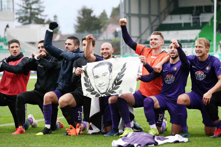 Nach der Partie gingen die "Veilchen" in den mit 2000 Fans proppevollen Gästeblock, nahmen ein großes Foto mit dem Kopf von Beyer und einem Lorbeerkranz mit und zelebrierten mit ihm die Hämmer.