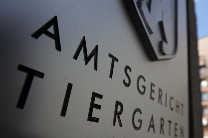 Der Eingang des Amtsgerichts Tiergarten mit Schriftzug des Gerichts und dem Berliner Wappen.