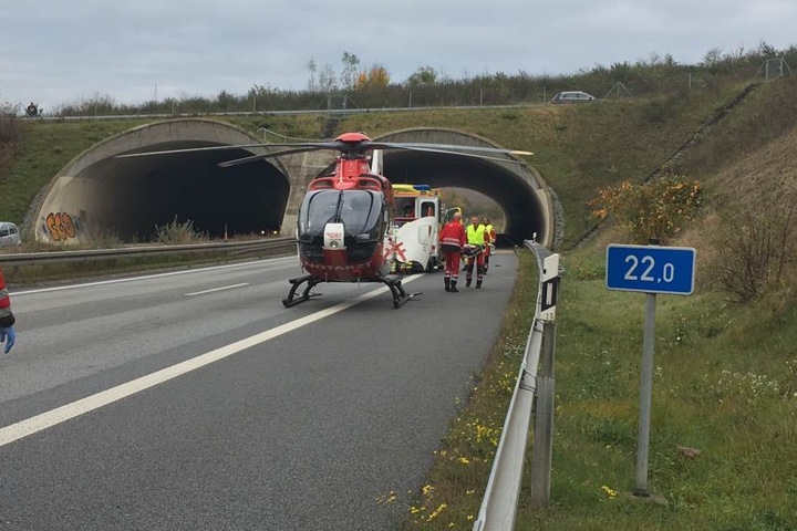Der Rettungshubschrauber ist im Einsatz.