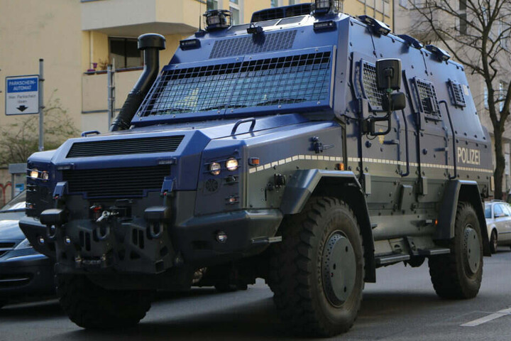 Die Polizei hat bei der Übung auch ein gepanzertes Fahrzeug dabei.
