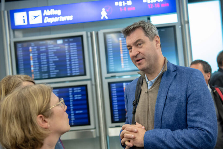 Markus Söder im Gespräch mit Journalisten vor seinem Abflug.