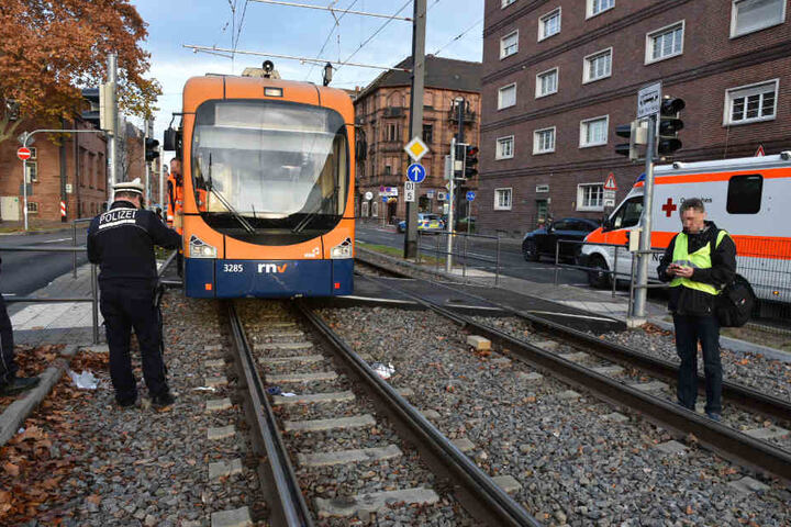 Die Polizei nimmt vor Ort den Unfall auf. Der schwer verletzte Mann wurde in ein Krankenhaus eingeliefert.