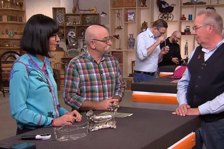 Horst Lichter (Mitte) fragt WMF-Schalenbesitzer Manfred nach seiner Wertvorstellung.