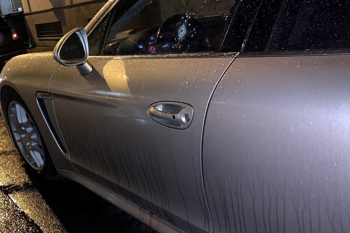 Das Foto zeigt die Einschussstelle im Porsche.