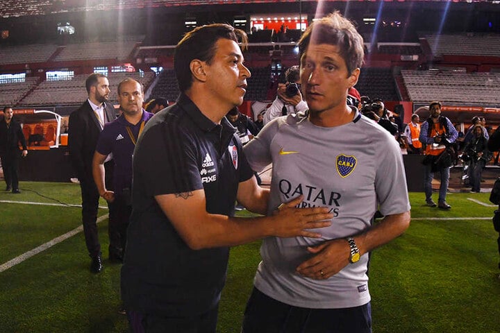 River-Plate-Trainer Marcelo Gallardo (l.) und Gustavo Barros Schelotto, Assistenztrainer von Boca Juniors, unterhalten sich auf dem Spielfeld des Antonio Vespucio Liberti Stadions. Danach wurde das Spiel auf Sonntagabend verschoben.
