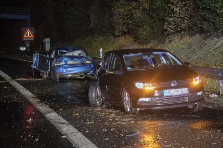 Der BMW krachte erst gegen eine Leitplanke und wurde dann auch den Kleinwagen geschleudert.
