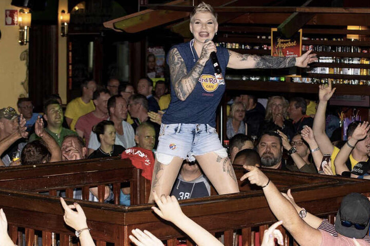 So kennt man Melanie Müller: Voller Körpereinsatz und die Ballermann-Fans zum Mitsingen motivieren.