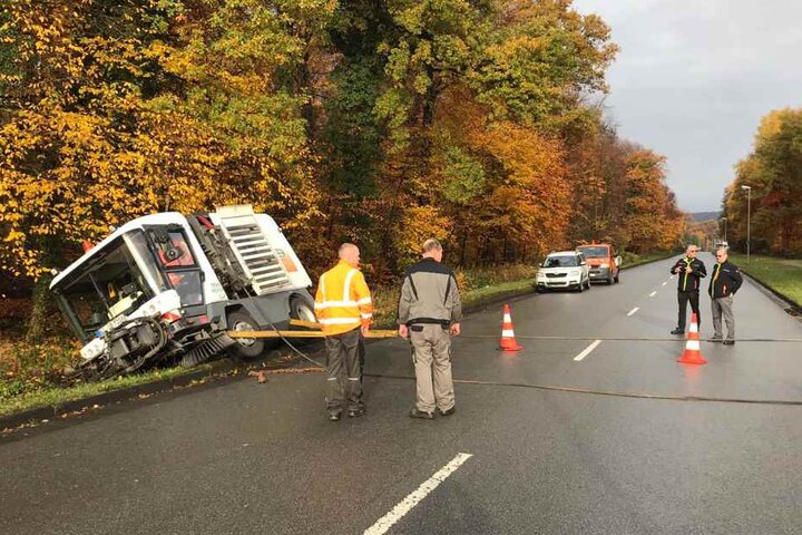Für die Bergung der Kehrmaschine wurde die Straße komplett gesperrt.