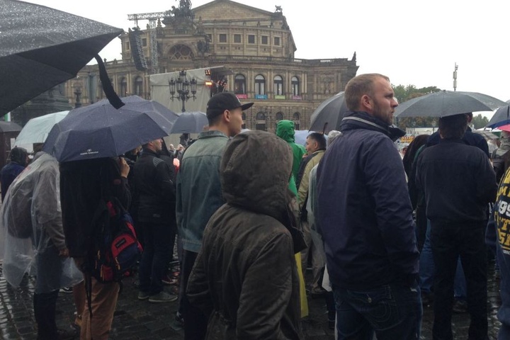 Die Menschen auf dem Theaterplatz.