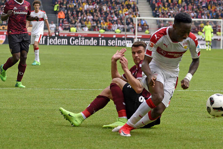 Oh nein! Philip Heise kniet nach seinem Foul an Carlos Mané auf dem Rasen, kann seinen Fauxpas, der letztlich zwei Punkte kostet, kaum fassen.