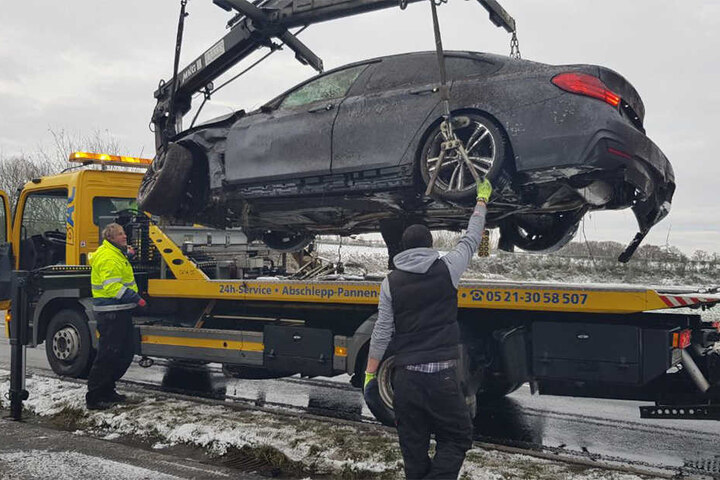 Der Abschleppdienst hat die Luxuskarre vom Unfallort abtransportiert.