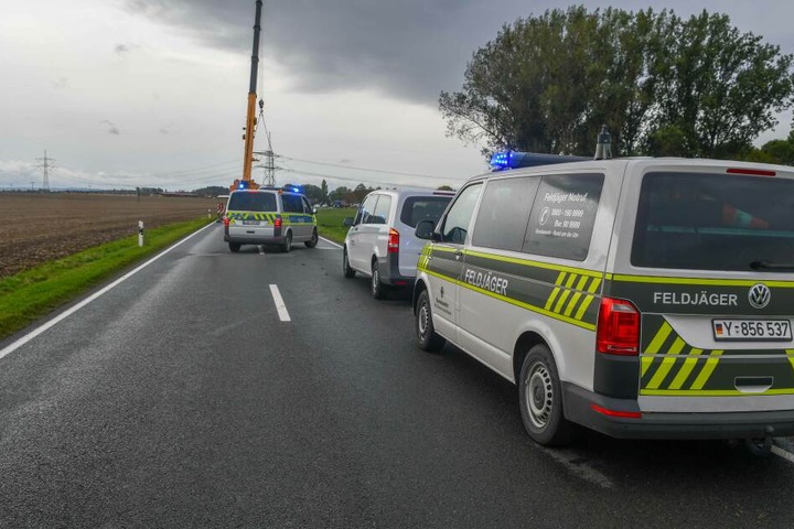 Der Lkw hatte sich überschlagen und musste am Nachmittag geborgen werden.