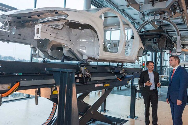 Wirtschaftsminister Martin Dulig (42, SPD) im Gespräch mit VW-Planer Robert Dietze (li.).