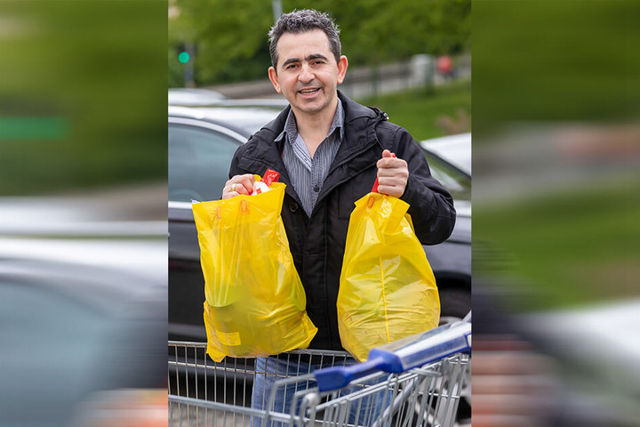 Christophoros Kolpakidis (38), Gastwirt: "Je 2,5 Kilo Spinat und Sauerkirschen tiefgefroren, eine Großpackung Strohhalme, Gebäck - das alles für nur 25 Euro. Das ist gut, da komme ich gern wieder."