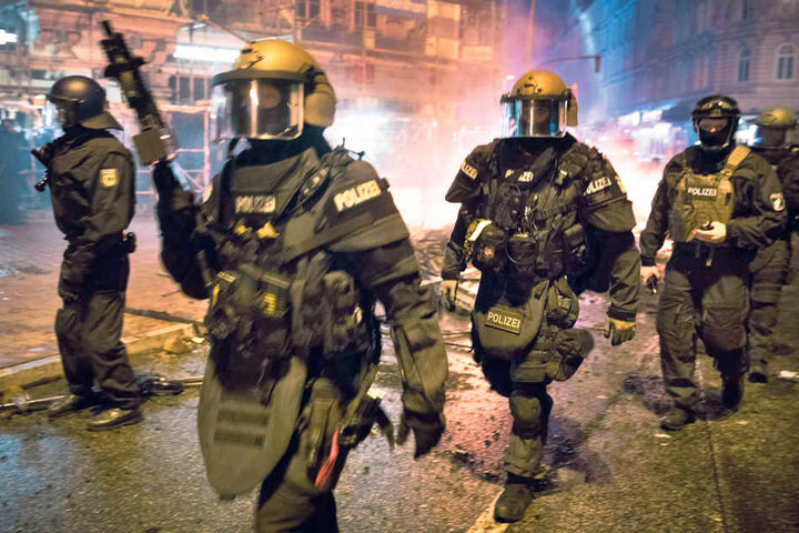 Viele Polizisten, die beim G20-Gipfel im Einsatz waren, äußerten sich
schockiert über die gewalttätigen Ausschreitungen.