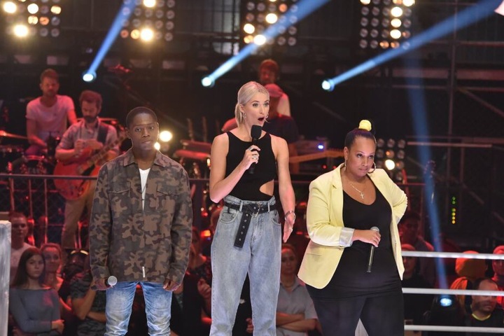Verdutzte Blicke: Janet (r.), Moderatorin Lena Gercke und Tyrone können es kaum fassen, dass Sido keinen der beiden Kandidaten weiter ließ.